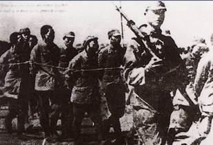 图为日军将被俘的已解除武装的中国军人,用绳捆绑后,押赴郊外集体枪杀。