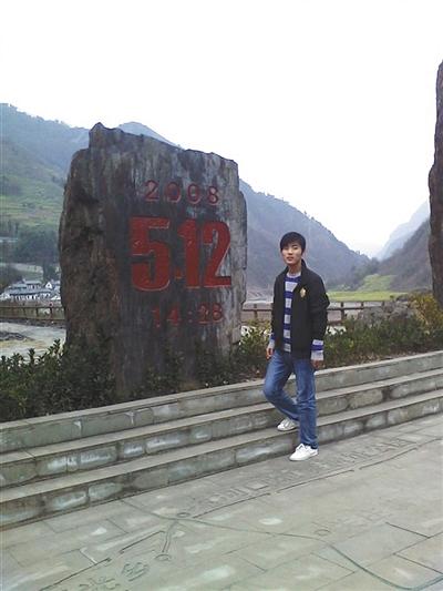 强天林在“5·12”汶川地震遗址前留影