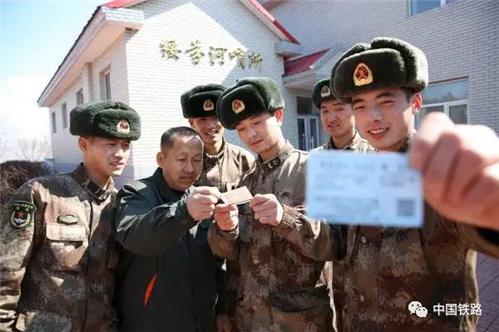 战士们回家,张青叶会到火车站为战士们送行。(图片来源:中国铁路微信公号)