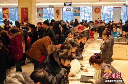 资料图:市民在北京菜百选购黄金饰品。 中新社记者 任海霞 摄