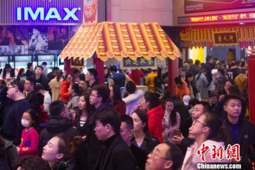 山西太原,民众正在排队购票准备观看电影。 张云 摄