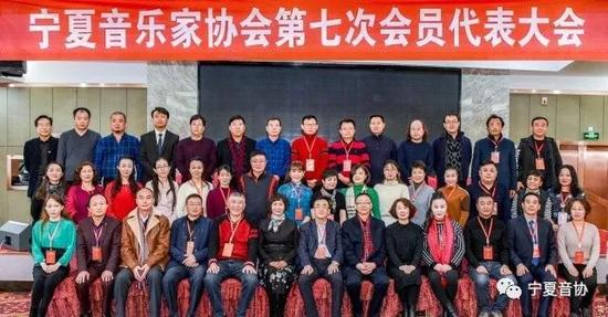 新一届理事会合影