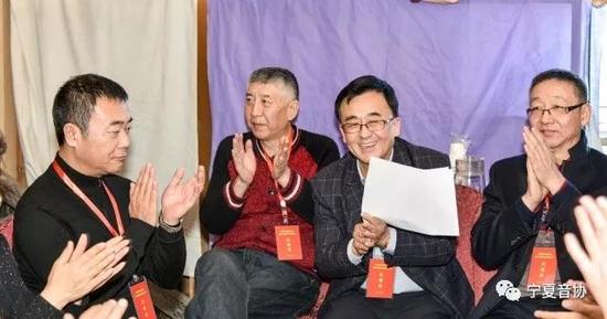 新一届主席团第一次会议