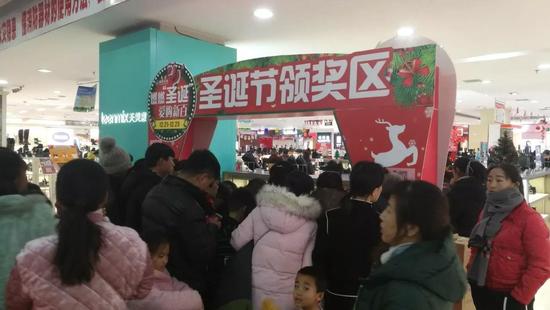 各店礼品领取处,中奖的市民喜笑颜开