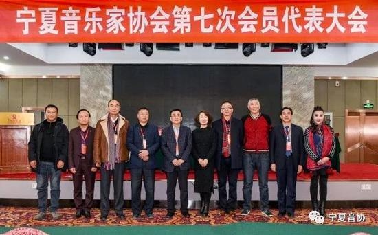 新一届主席团合影