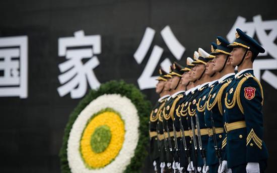今天,我们为南京大屠杀死难者举行公祭仪式,