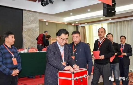 大会主席团投票