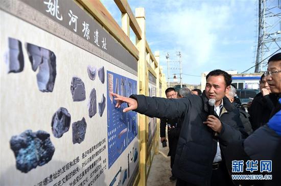 在宁夏彭阳县姚河塬商周遗址发掘现场,姚河塬商周遗址考古队队长马强介绍相关情况(12月1日摄)