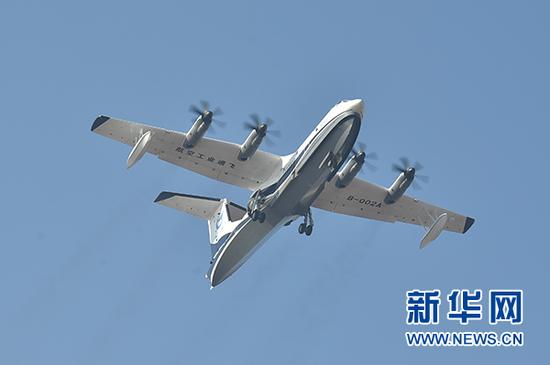 12月24日,“鲲龙”AG600在广东珠海金湾机场起飞。新华社记者 梁旭 摄