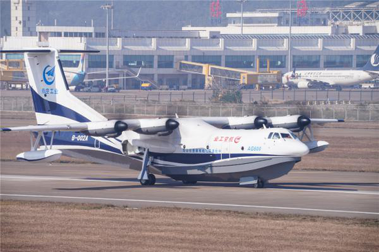 12月24日,“鲲龙”AG600在珠海首飞成功,顺利降落。新华社发