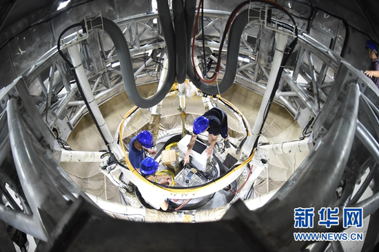 工作人员在FAST馈源舱内工作