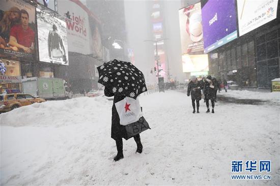 冒雪前行。