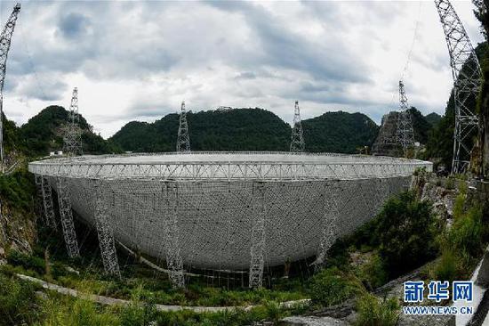 这是群山之中的500米口径球面射电望远镜(FAST)全景(2017年8月9日摄)。新华社记者 欧东衢 摄