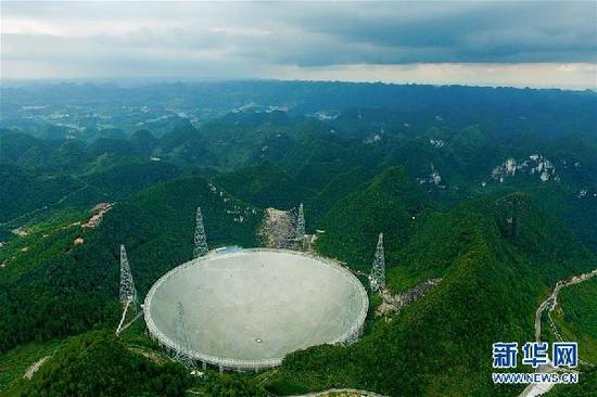这是航拍的500米口径球面射电望远镜(FAST)全景(2017年8月9日摄)。新华社记者 欧东衢 摄