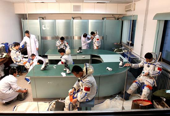 2002年6月17日,航天员在进行穿脱训练。新华社发