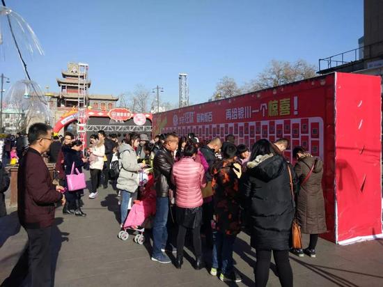 过往的市民纷纷拿出手机