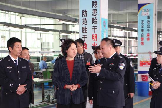 自治区司法厅厅长李金英(左二),在自治区戒毒管理局局长段怀忠(左一),宁夏司法行政银川强制隔离戒毒所所长张孝悌(右一)等陪同下,视察银川强制隔离戒毒所工作