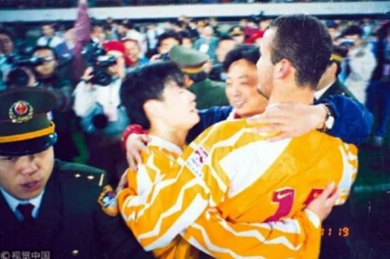 ▲1995年11月11日,四川全兴主场3-2击败青岛海牛,成功保级。余东风拥抱姚夏和外援。