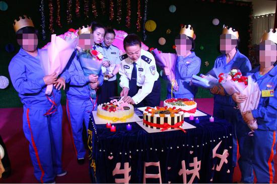 为戒毒人员集体过生日