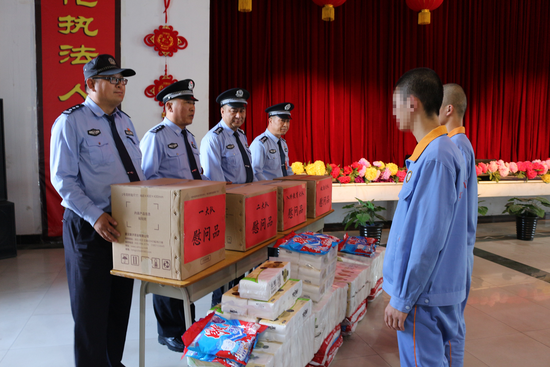 (所党委对困难戒毒人员进行了慰问奖励)