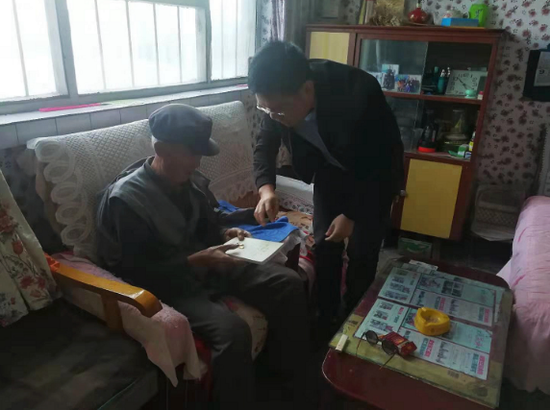 县委常委、组织部长马冬走访联系党员家中
