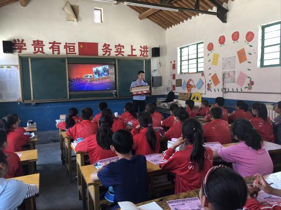 送禁毒知识进学校