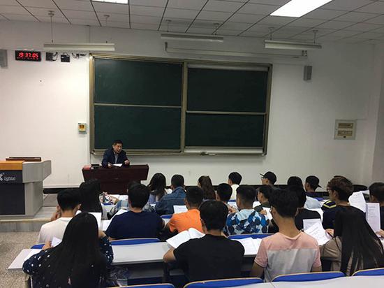 中国人民大学扶贫研究院院长汪三贵对参加实地调研者进行培训
