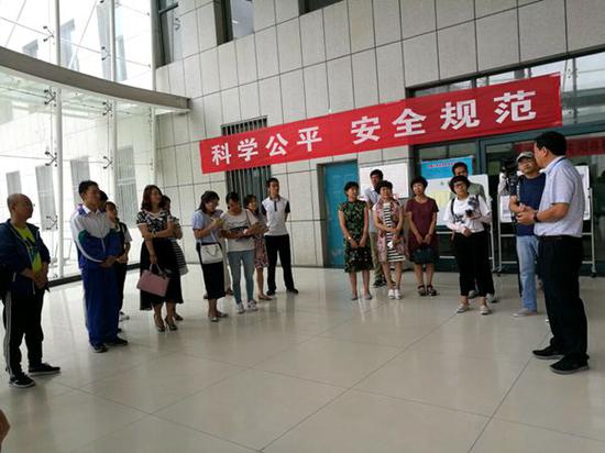 宁夏教育考试院相关负责人现场解疑释惑