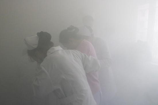 模拟火灾疏散现场, 医护人员相互搀扶、有序离开
