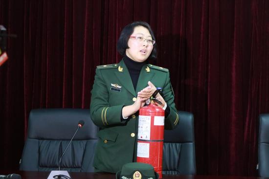 贺兰县公安消防大队参谋马晶向医院医护人员讲解灭火器的消防安全知识