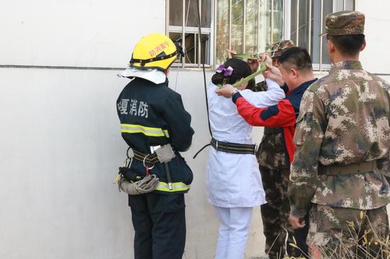 贺兰县第一人民医院护士刘佳体验高空救生缓降器