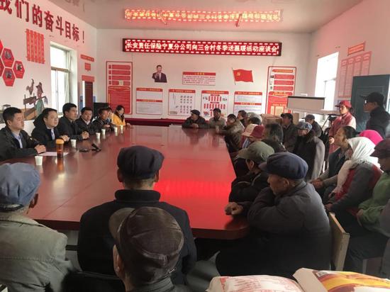 与贫困农户进行座谈