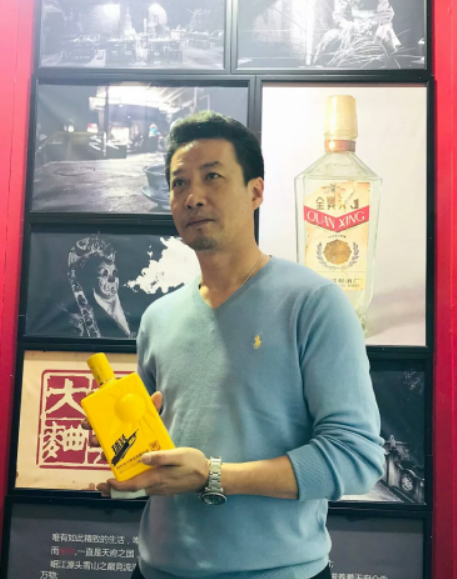 ▲邹侑根在成都糖酒会现场,当年球场上的“灵猫”也已不再年轻,我们呢?