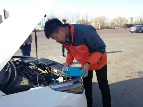 寒冷的冬季,平安查勘员为您免费添加防冻液,让出行更安全