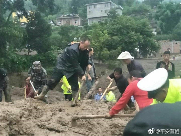 公交车上扒开嫩J挺进去视频