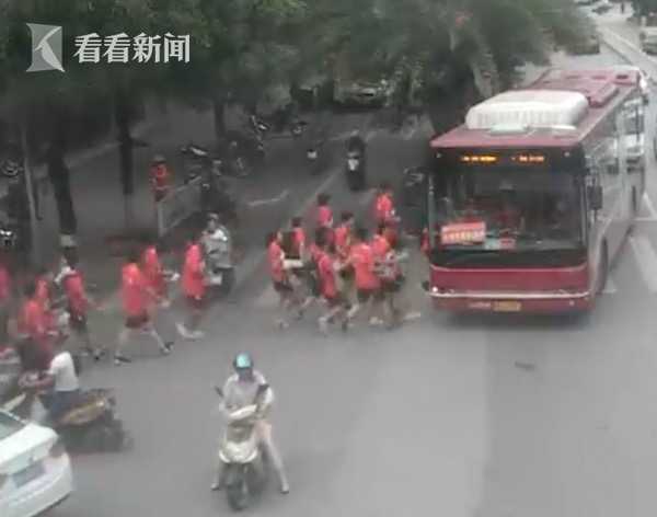 免费看色??情