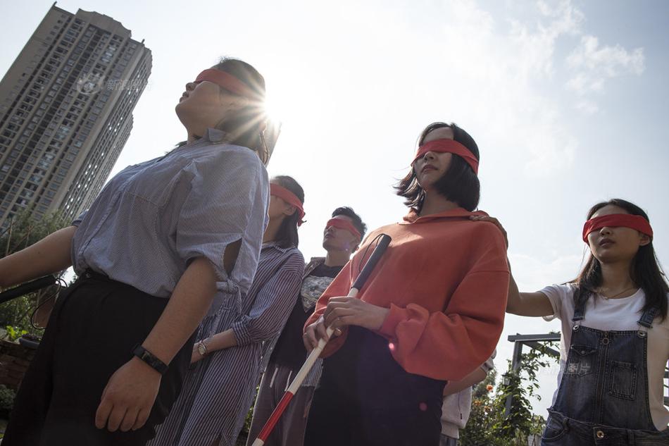 教练在泳池下添我做爰