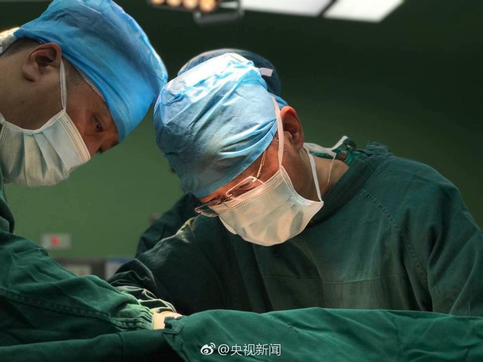老师掀起小内内喂我奶