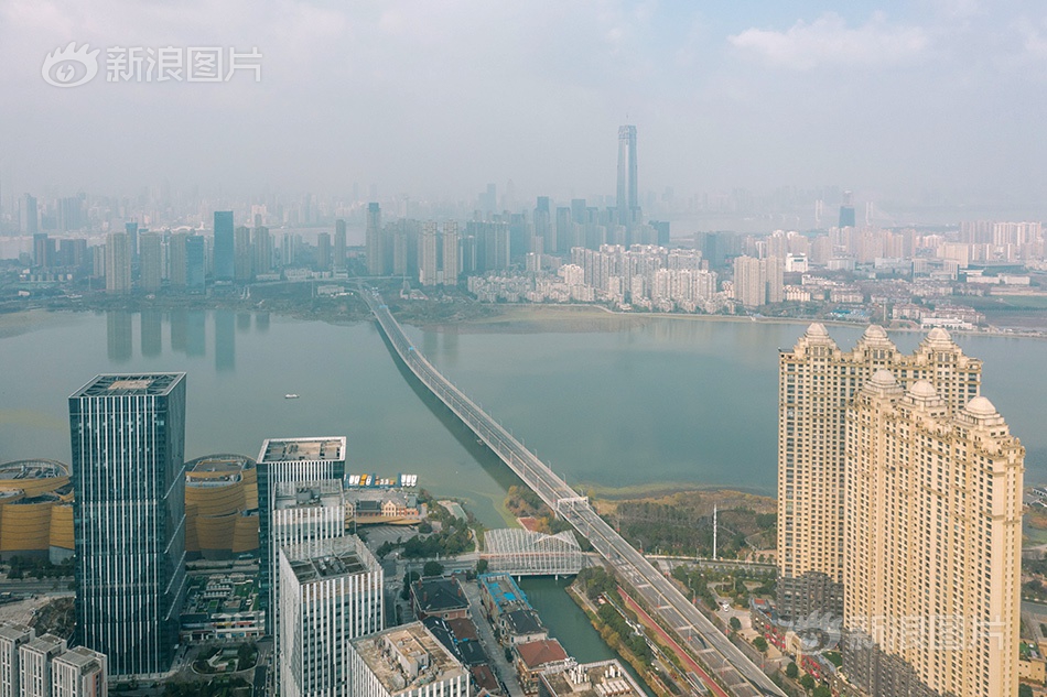 金莲高潮三级做爰
