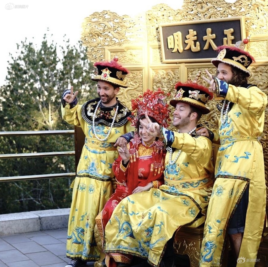 男人的 伸到 屁股黄