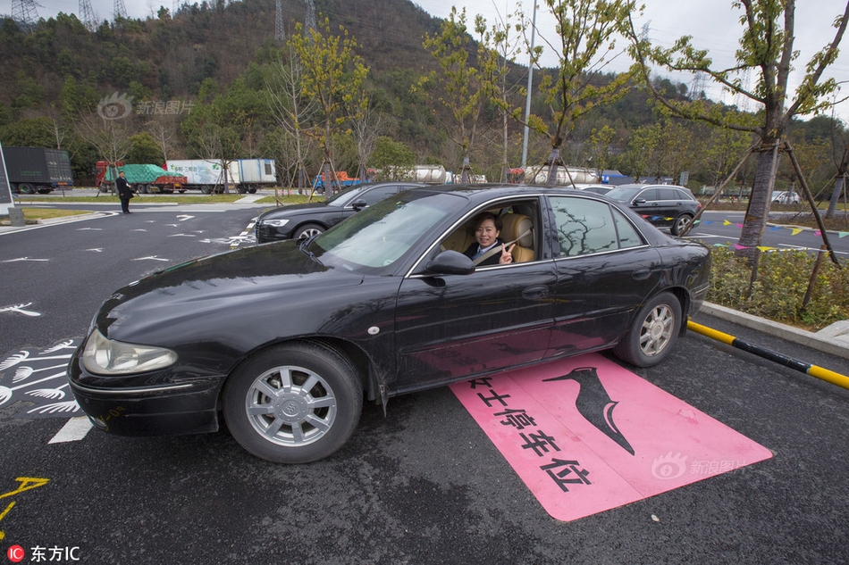 安全贴心：杭州一高速服务区现“加大号”女士停车位