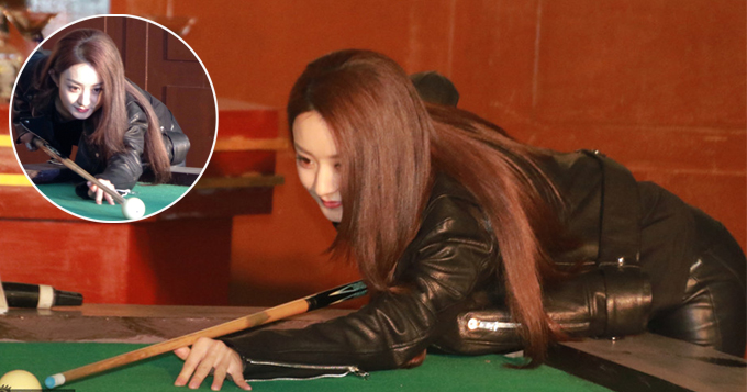 赵丽颖皮衣套装帅一脸 俯身打台球超潇洒