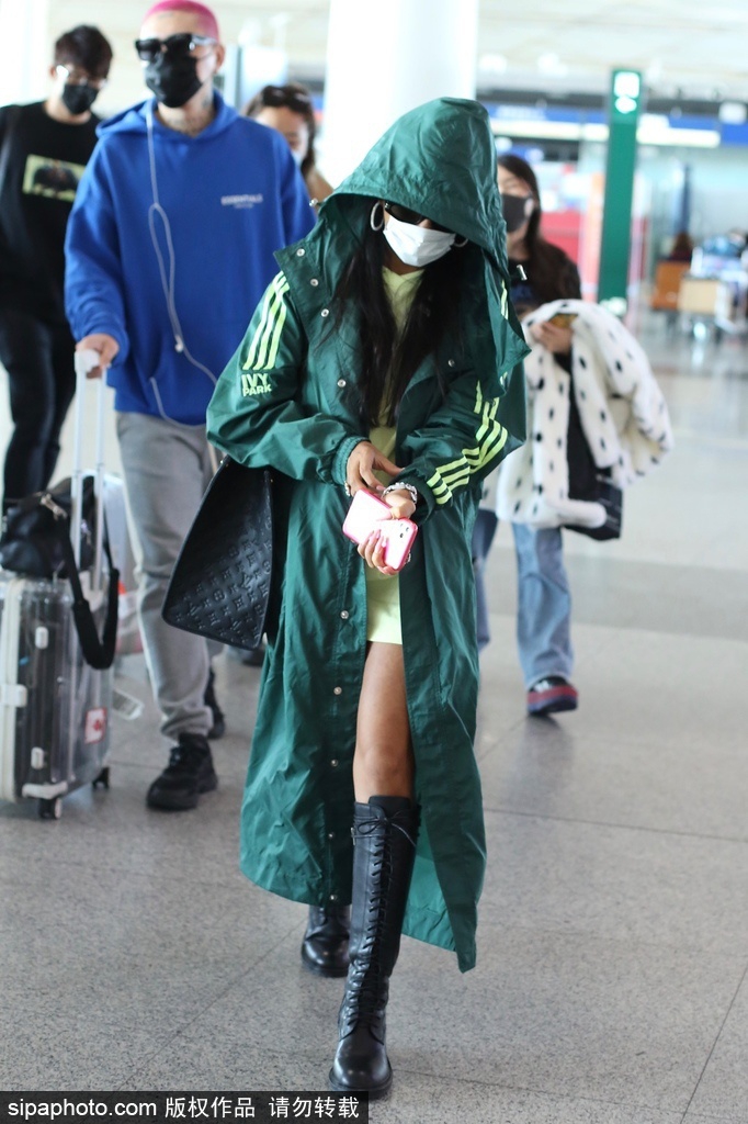 深绿色风衣_深绿色背景图片纯色