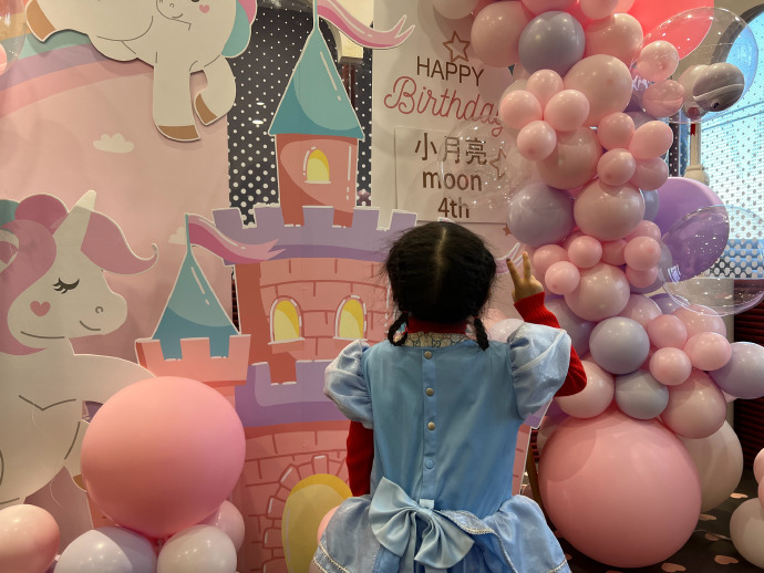 组图：付辛博晒女儿四岁生日趴 一家三口其乐融融温馨有爱_4