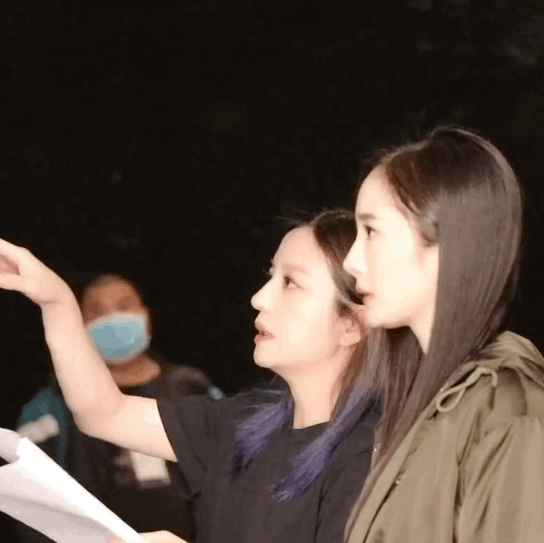 组图：赵薇和杨幂同框侧颜曝光 展现34岁和44岁的不同女性魅力(图1)