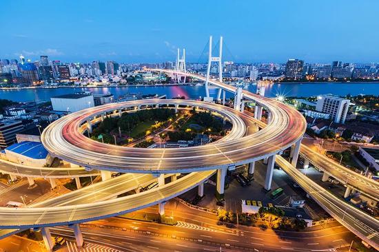 2018-09-09，上海南浦大桥。流光溢彩，夜景迷人。作者：陈陈