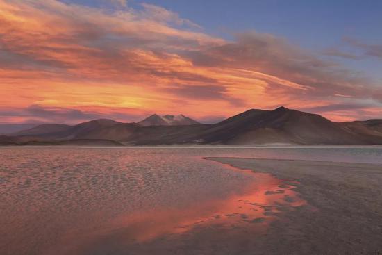 《红色》 智利阿塔卡马沙漠的日落。© Victor Grilo Lima（巴西）景观组