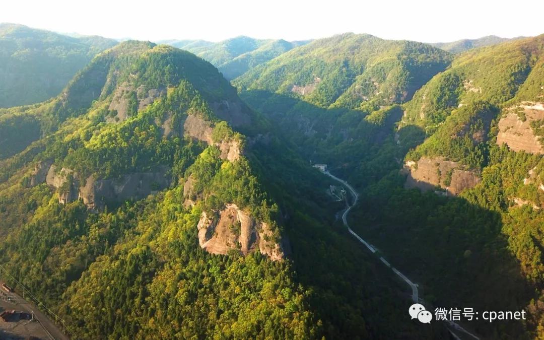 　　照金镇地处桥山山脉南隅，当时的革命根据地就建在丹霞地貌的悬崖绝壁上。如今，这里已成为国家丹霞地质公园。