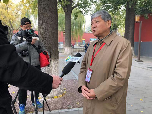 中国摄影家协会副主席柳军接受媒体采访 吴平 摄影