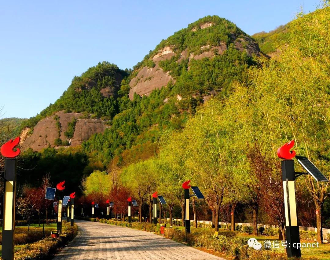 　　在这座丹峰上，有一个叫薛家寨的地方。陕甘边红军当年的营地、野战医院、兵工厂、被服厂就建在这里。